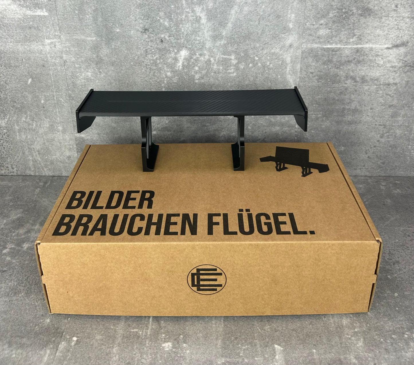 Spoiler-Bildhalter aus Polymer-Carbon-Verbund