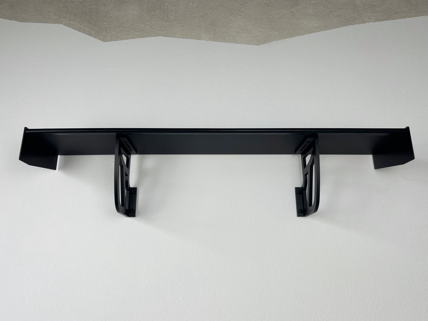 Spoiler-Regal aus Polymer-Carbon-Verbund