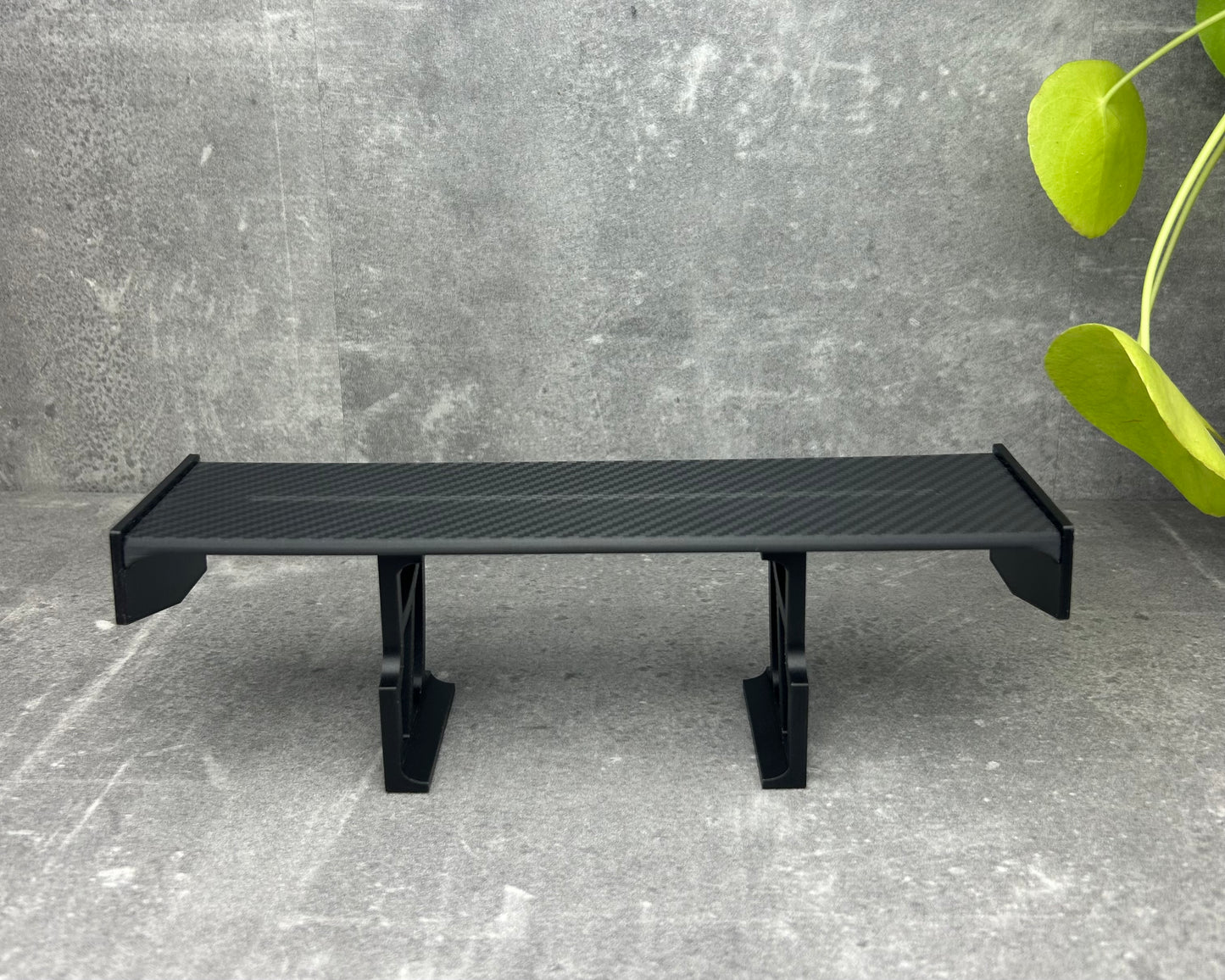 Spoiler-Bildhalter aus Polymer-Carbon-Verbund