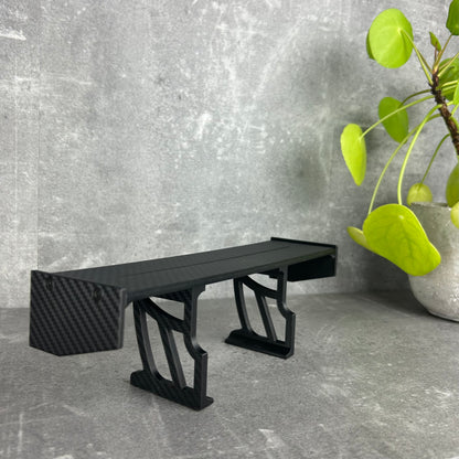 Spoiler-Bildhalter aus Polymer-Carbon-Verbund
